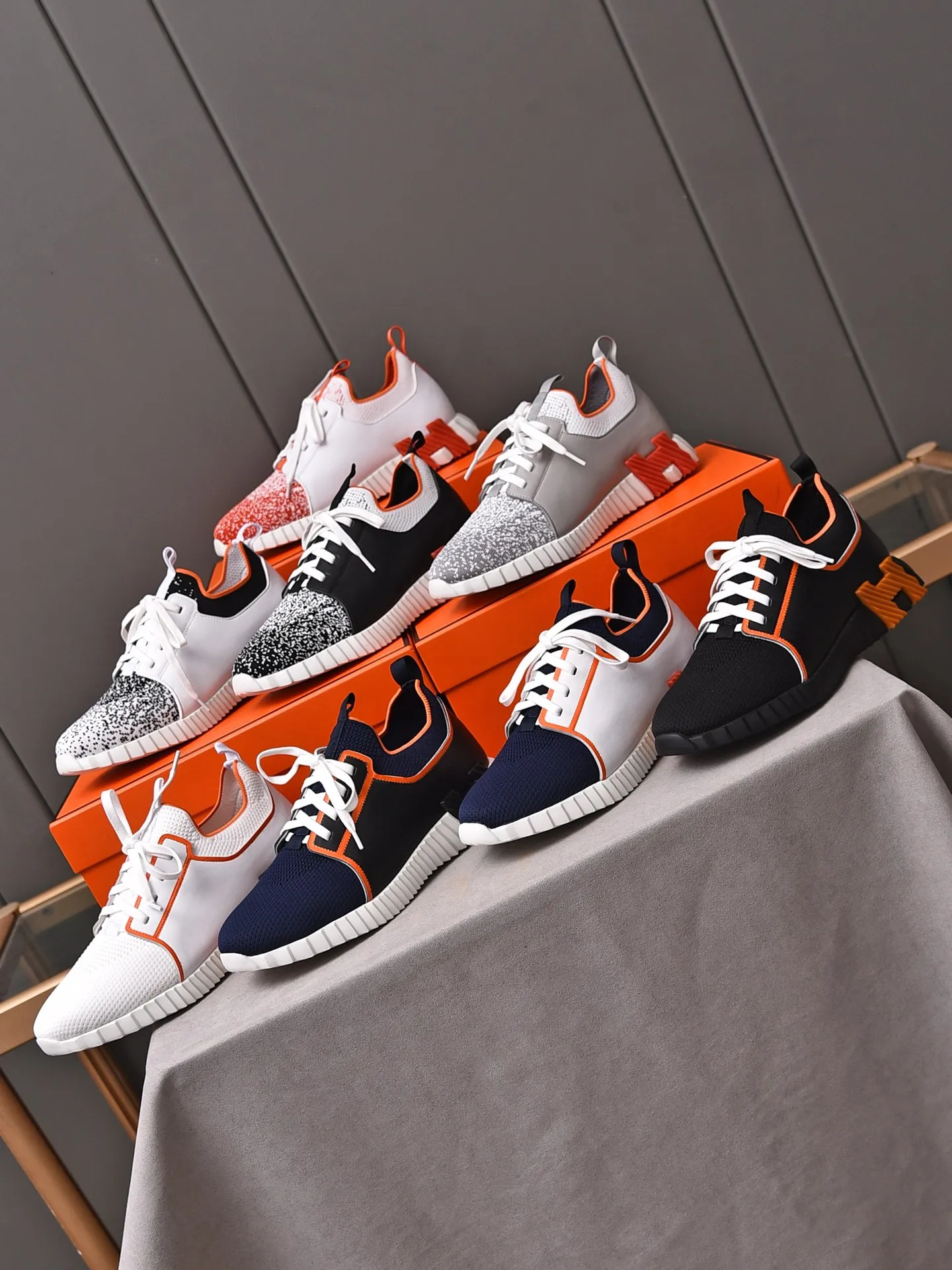 Factory price PP600 [Hermes] fe new arrival~ New Bouncing sneakers are the most comfortable shoes from Hermès, no one else⃣️. They are very light on the feet and look great. You won’t feel tired even when you go shopping and running around. 👍 Very light and comfortable, very light, suitable for both sports and leisure, and feel great when you step on them! It’s up to you to choose, there’s always what you want~ ✔️Fabric: Imported first-layer cowhide + high-elastic fly weave ✔️Inner lining: Imported water-dyed cow lining ✔️Outsole: Seamless combination of IP+TPU (multi-color letters) German technology irradiation machine ✔️Code number: Male 38-44 (45 customized)
